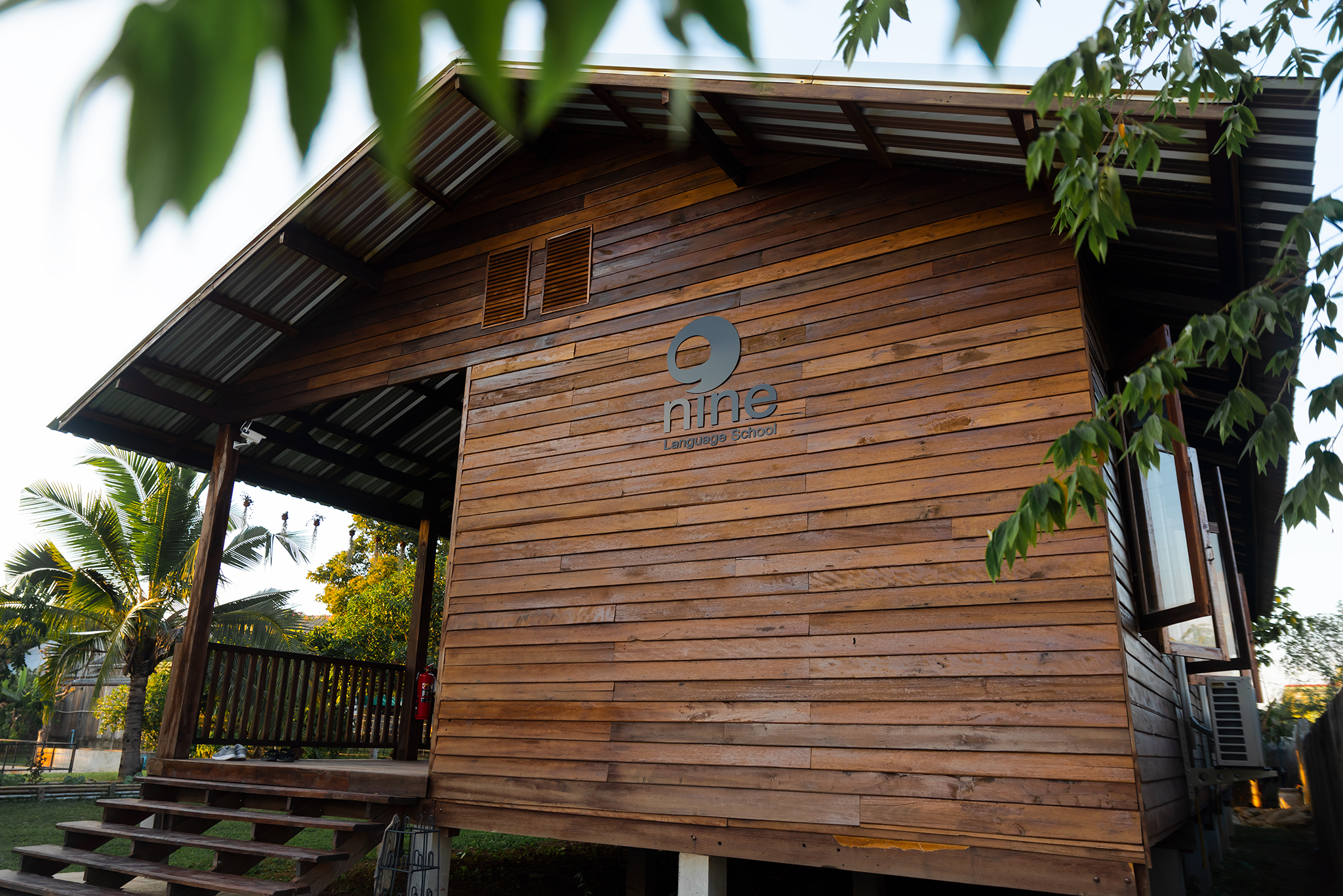 อาคารเรียนไม้ของ Nine Language School
