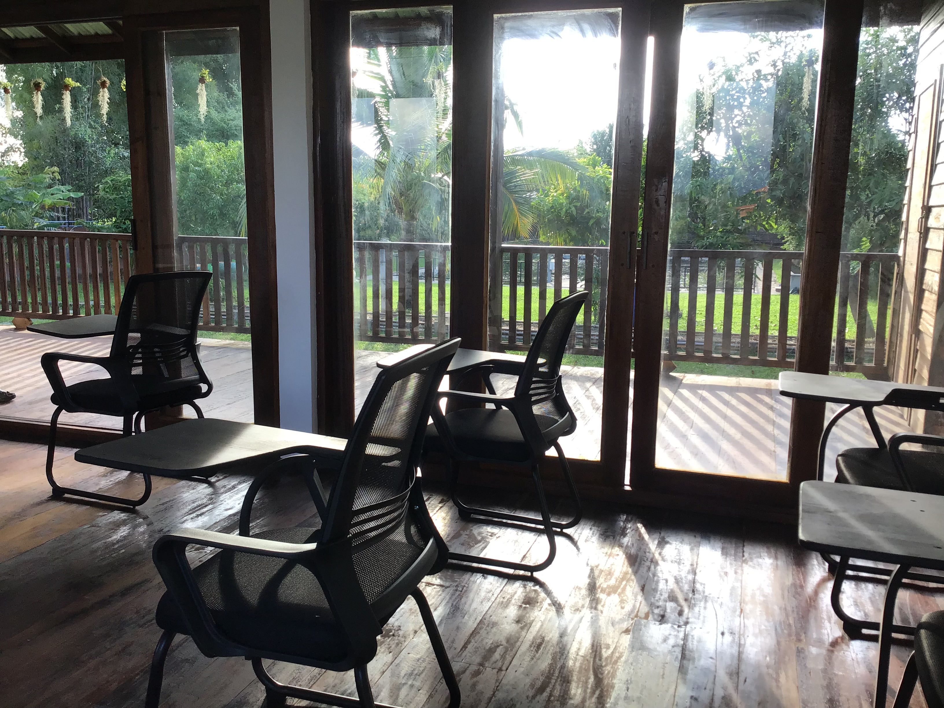 บรรยากาศห้องเรียนที่มองเห็นธรรมชาติ